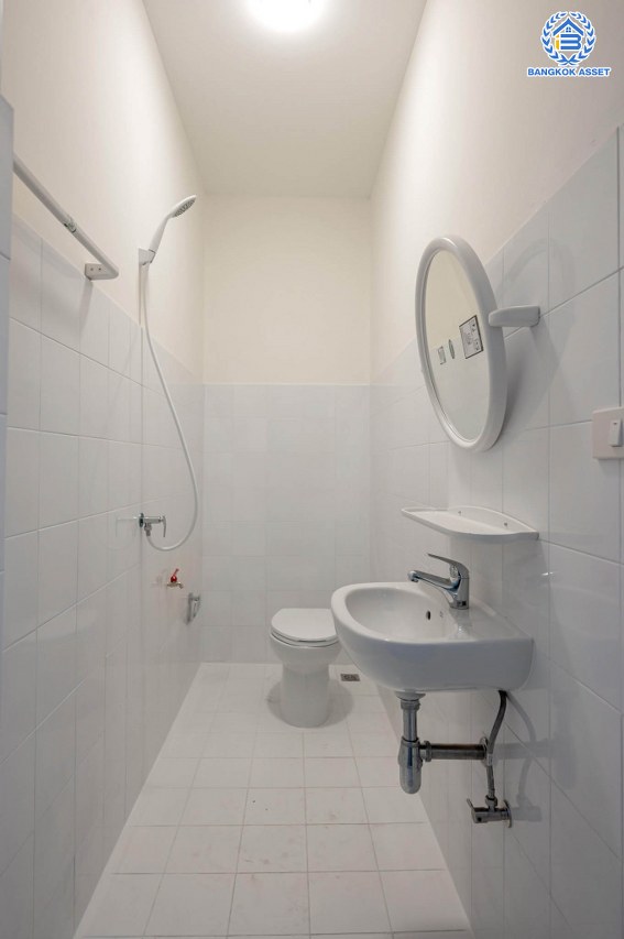 บ้านมือสองตกแต่งใหม่ โครงการ เดอะเวอรีเดียนโฮม กาญจนาภิเษก เนื้อที่กว้าง 75 ตร.ว. ฟังก์ชัน 3 ห้องนอน 4 ห้องน้ำ 1 ห้องอเนกประสงค์ 1 ห้องแม่บ้าน จอดรถได้ 2 จอด บนทำเลดี ติดถนนกาญจนาภิเษก เชื่อมต่อถนนรัตนาธิเบศร์ ถนนนครอินทร์ ถนนกาญจนาภิเษก ใกล้รถไฟฟ้าสายสีม่วง "สถานีตลาดบางใหญ่" และจุดขึ้นทางด่วน "ศรีรัช"...